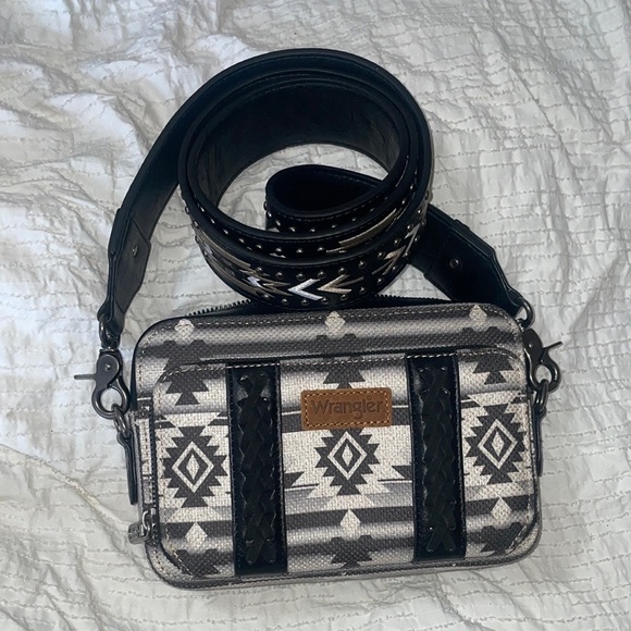 Wrangler Handbags - Wrangler Black and Gray Patterned crossbody